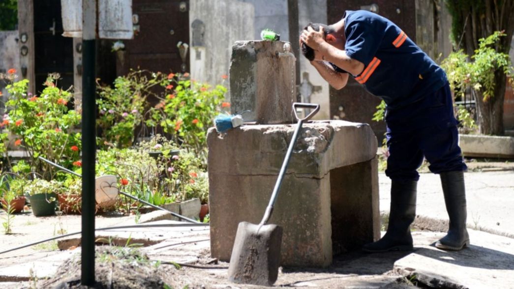 Los sepultureros: cómo es sobrevivir paleando la muerte