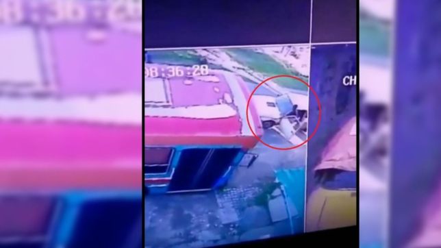 video: empujandolo y a plena luz del dia, asi se robaron un auto en la plata