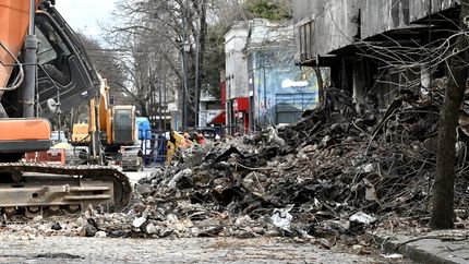 Retoman la demolición del depósito con un robot telecomandado tras suspenderla por daños graves