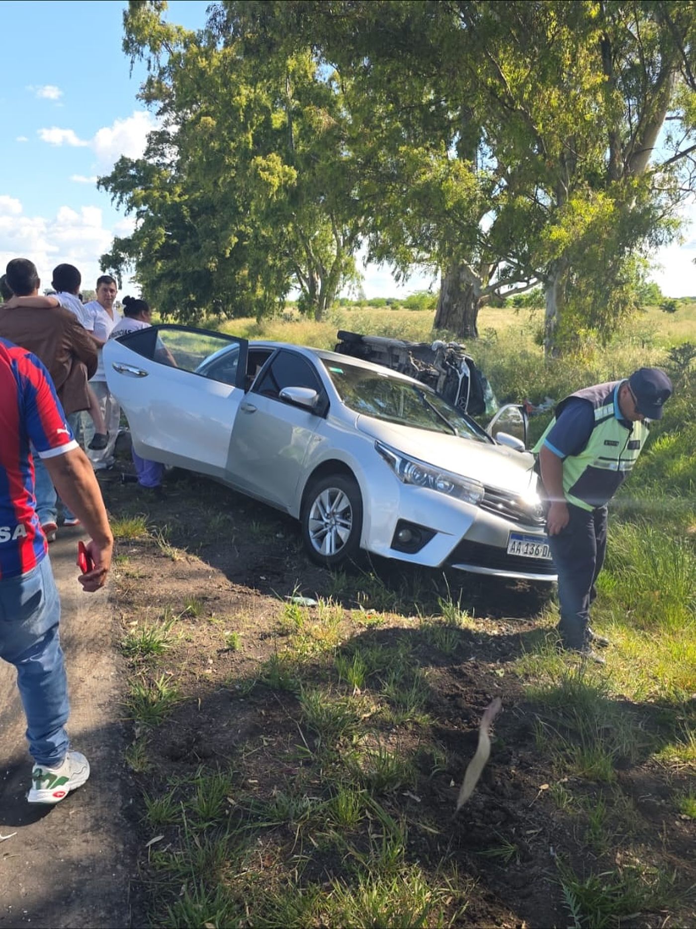 El Toyota Corolla se encontraba en la banquina de la Ruta 2 cuando fue impactado