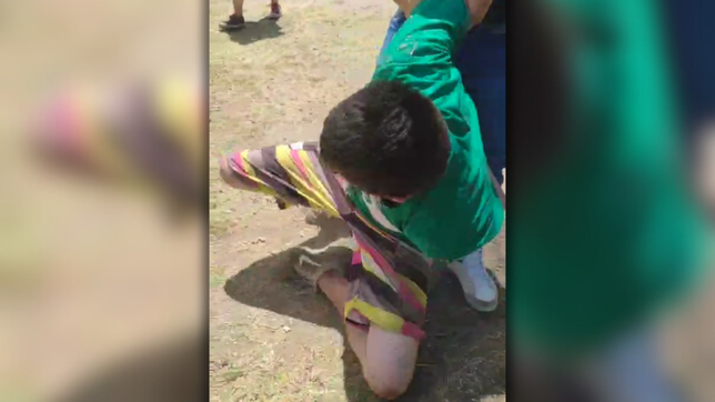 vecinos atraparon a un ladron acusado de robar un comercio de los hornos y lo entregaron a la policia