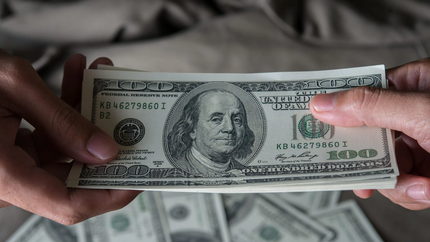 ¿Por qué el dólar se desplomó un 5% en solo un día y cuánto valdrá para fin de año según los expertos?