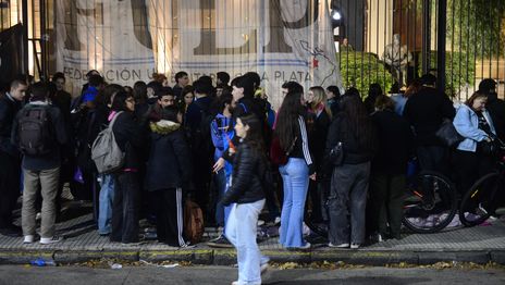 Estudiantes de la UNLP realizan una vigilia por la Marcha Federal Universitaria