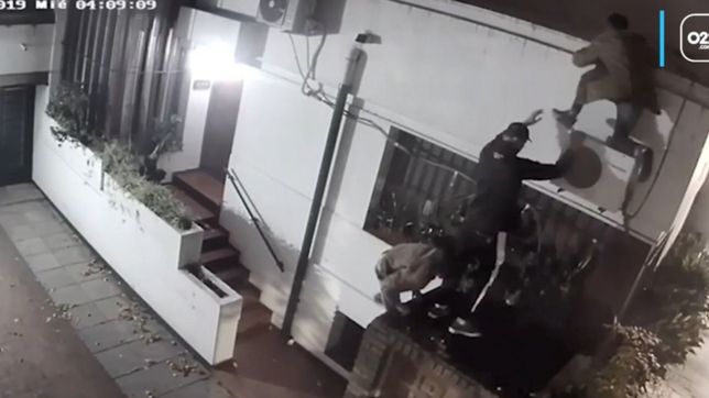 entro a robar en la pollajeria del vecino, pero quedo filmado y lo atraparon