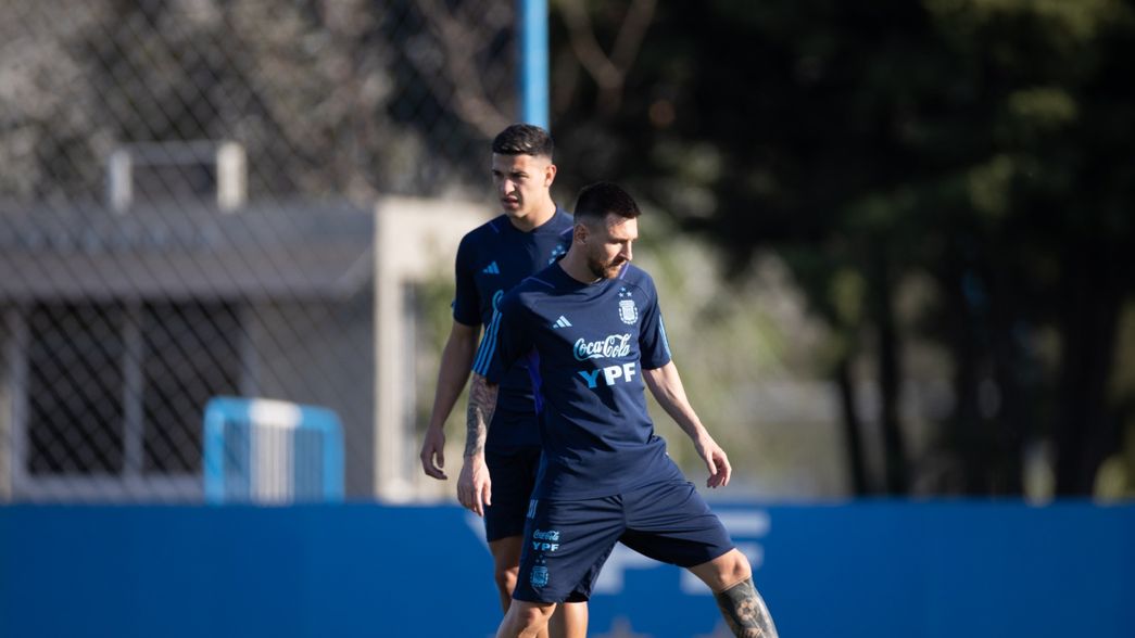 La foto del jugador del Pincha que conoció a Lionel Messi durante los entrenamientos con la Selección