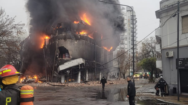 colapso parte de la estructura del deposito que se quema en el centro de la plata