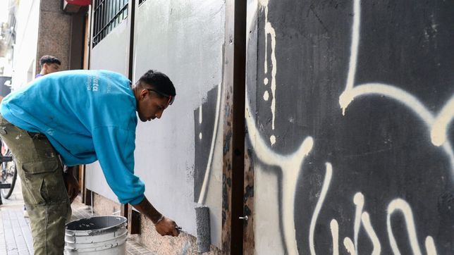 avanzan las tareas de limpieza en la plata con intervenciones en frentes, persianas y mobiliario urbano