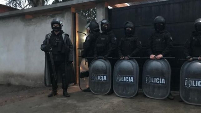 una portera de escuela, su esposo y su hijo fueron detenidos por vender drogas en la plata