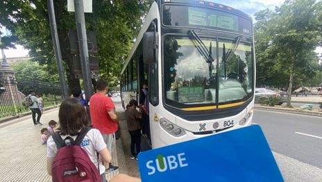 Viajar todos los días en micro ya cuesta más de $50.000 al mes por la última suba extraordinaria Viajar todos los días en micro ya cuesta más de $50.000 al mes por la última suba extraordinaria