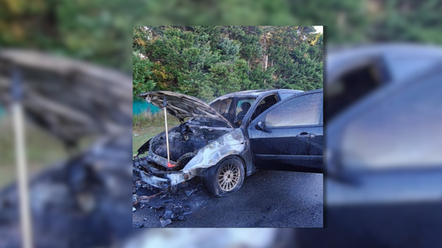 un auto se incendio de imprevisto en plena ruta 2 y el conductor sobrevivio de milagro