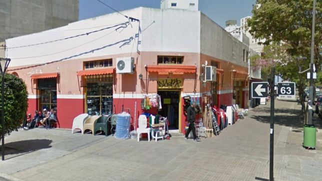 paso por la puerta de una ferreteria, robo un par de felpudos y termino detenido