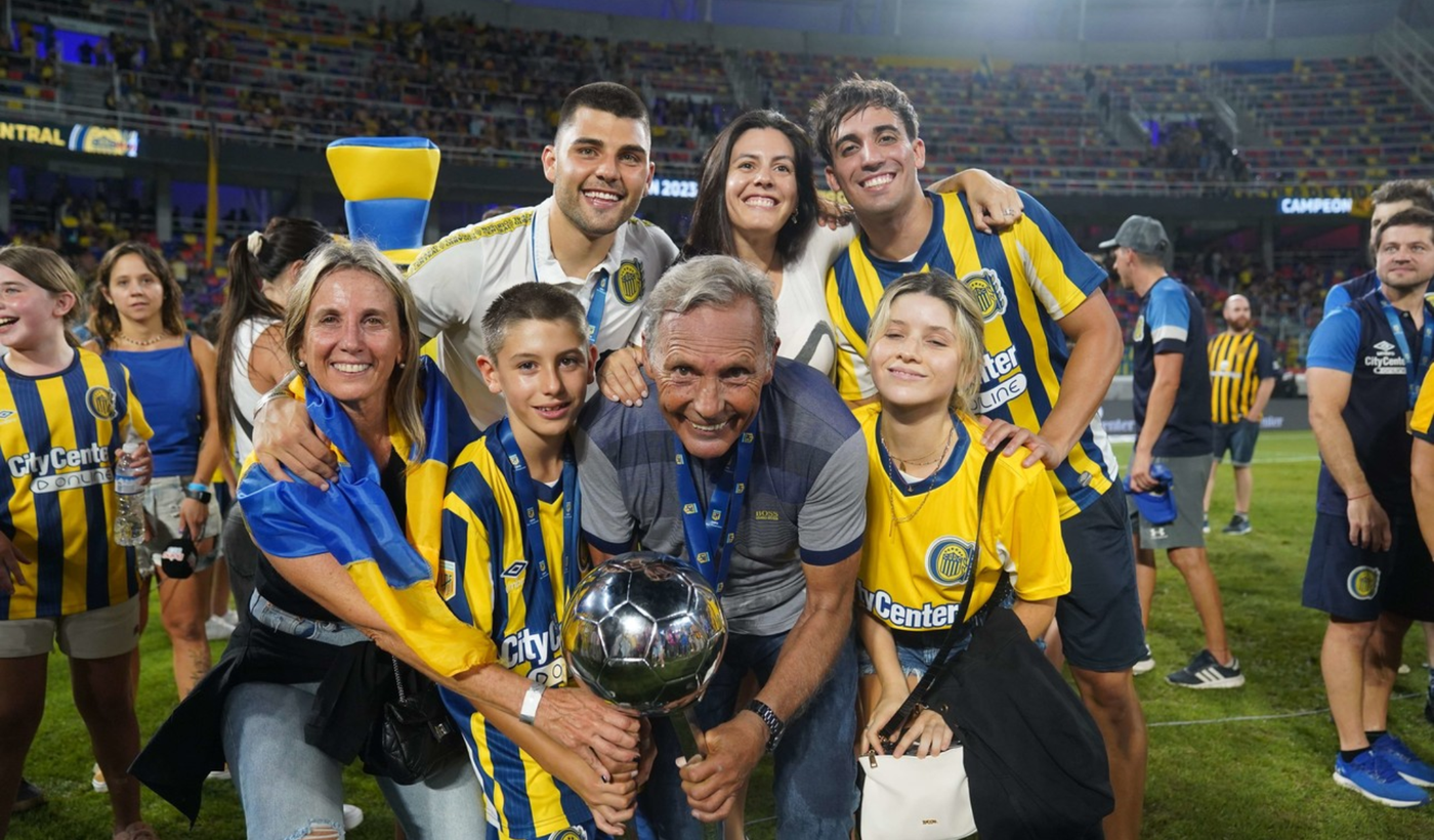 Miguel Ángel Russo, festejando Copa de la Liga 2023.