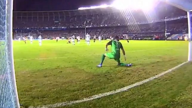 video: minutos antes del gol, el palo salvo a racing