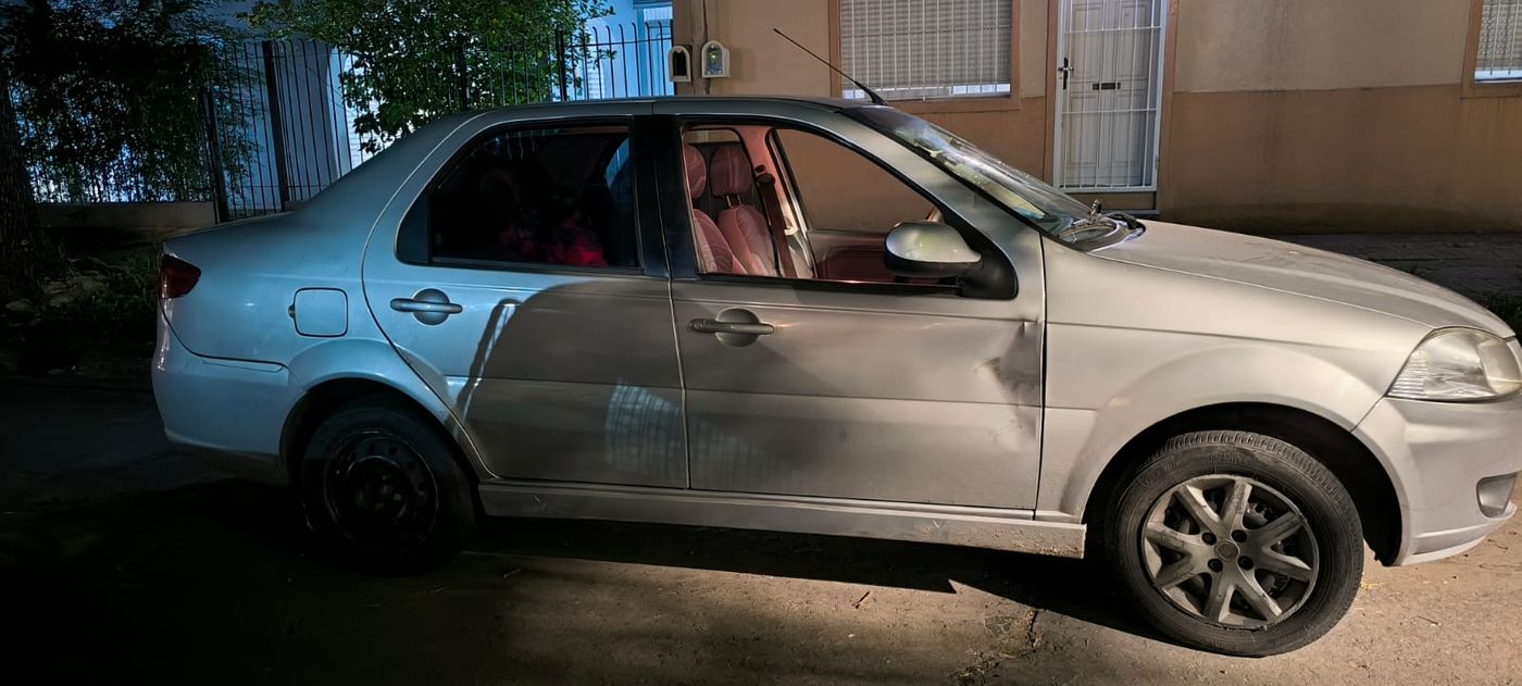 El Fiat Siena qued&oacute; con varios abollones y vidrios rotos tras el ataque del hombre en La Plata.
