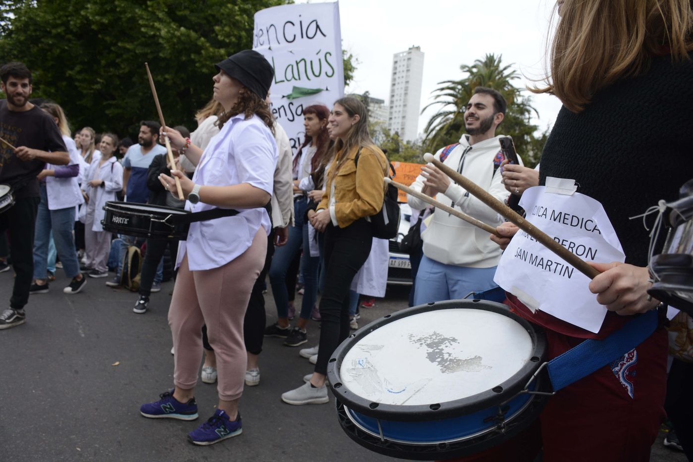 Los médicos residentes protestarán frente a la Gobernación para exigir mejoras en sus salarios.