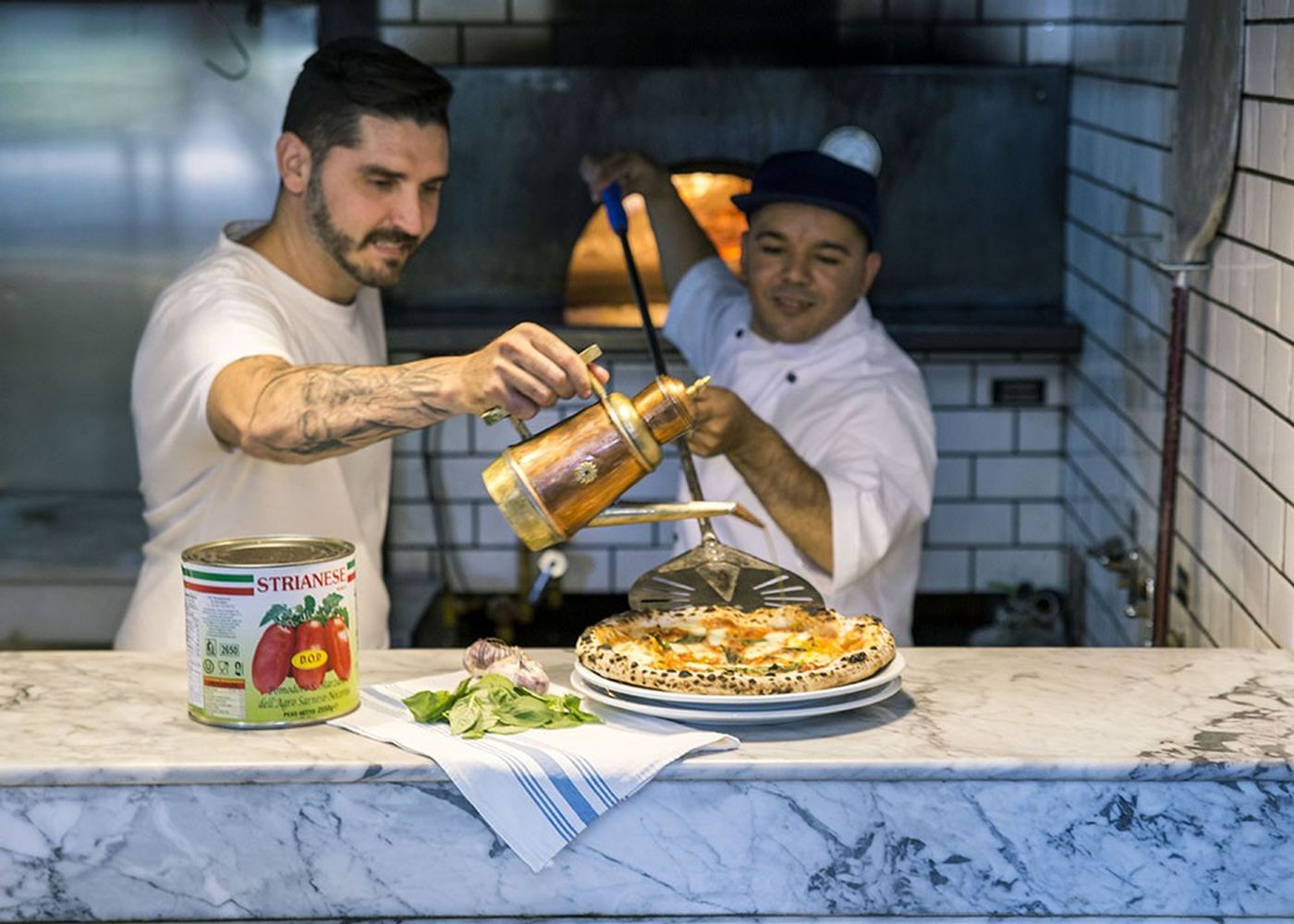 Paesano tiene un local en La Plata y otro en City Bell. Se destacan por su pizza napolitana con ingredientes y técnicas de aquella región.