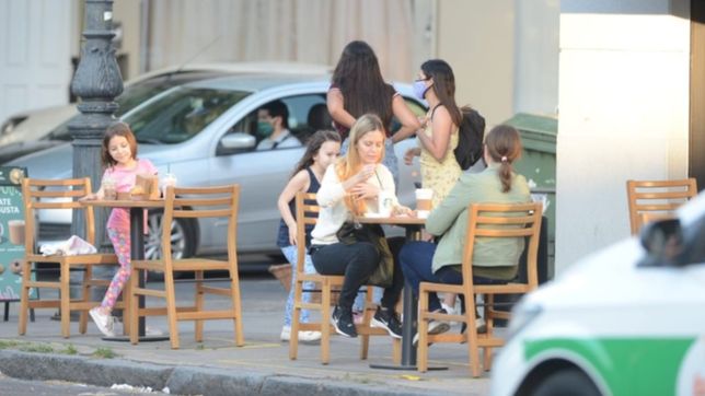 sorpresa en el dnu: los bares y restaurantes del amba solo podran atender al aire libre