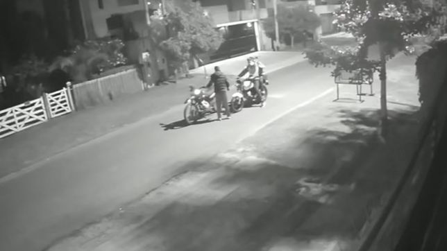 tres ladrones entraron a una casa en la plata y robaron dos motos de gran porte