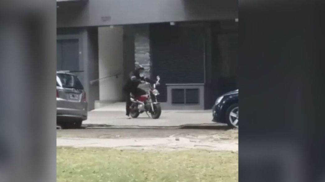 VIDEO: Quiso robarse una moto a plena luz del día y los vecinos lo escracharon