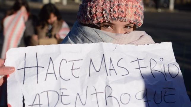 en medio de la ola polar,  volvieron los frazadazos en las escuelas que no tienen gas