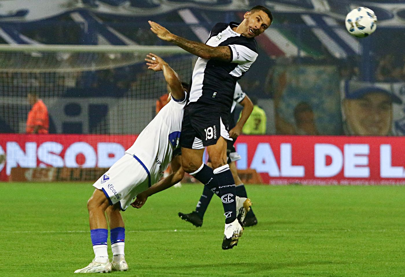 Lucas Castro, peleando la pelota para Gimnasia ante Vélez.