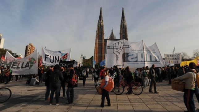 estudiantes y docentes de la unlp marcharon en defensa de la educacion publica