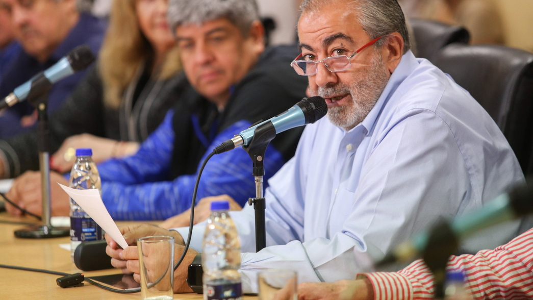 Tras el decretazo de Javier Milei, la CGT y la CTA se reúnen con diputados y senadores de UxP