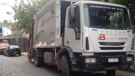 un camion de basura atropello a un recolector en plena calle un camion de basura atropello a un recolector en plena calle