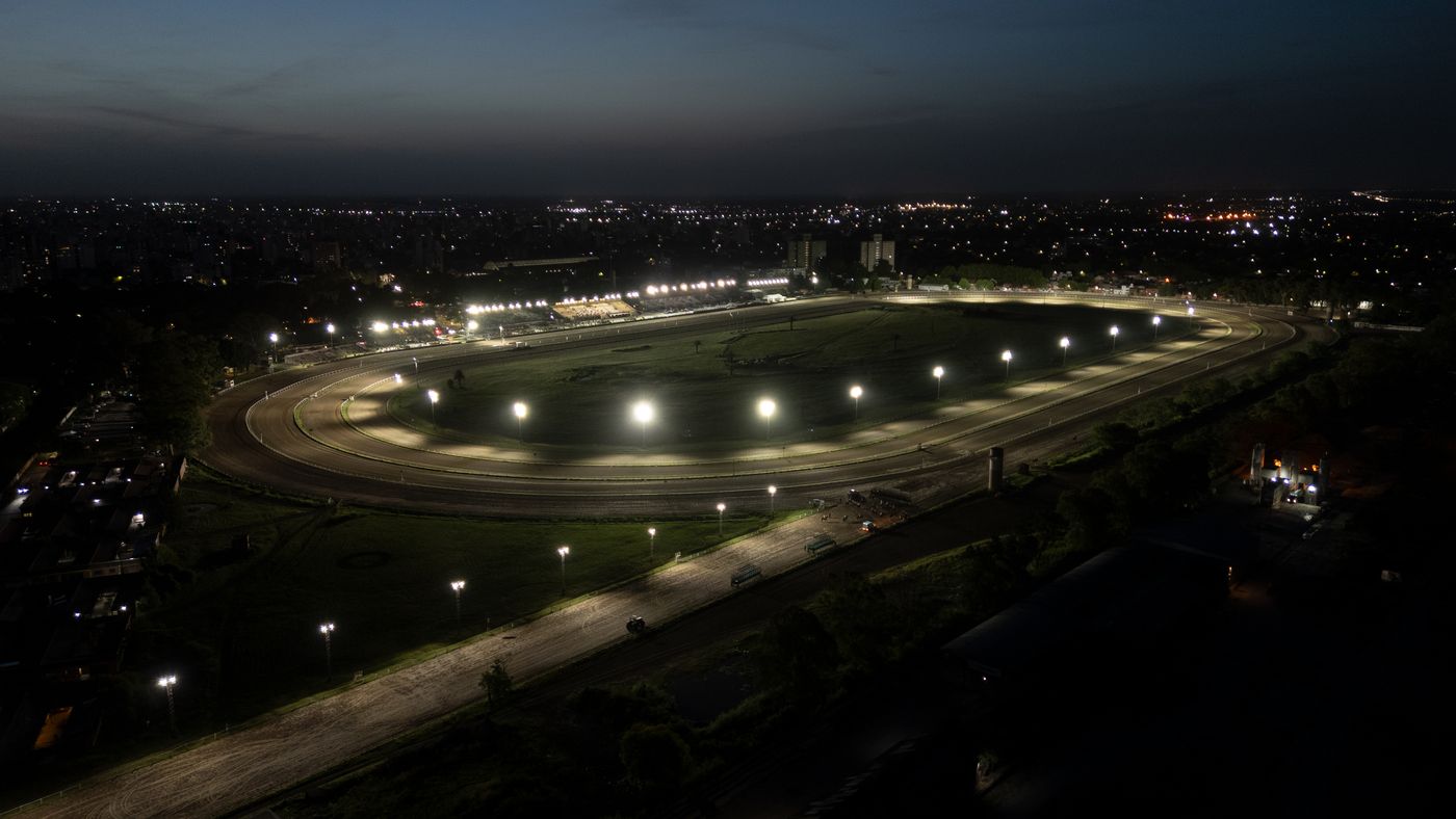 El Hipódromo de La Plata y una obra clave: el sistema de luces LED para extender el horario de las carreras. El Hipódromo de La Plata y una obra clave: el sistema de luces LED para extender el horario de las carreras.