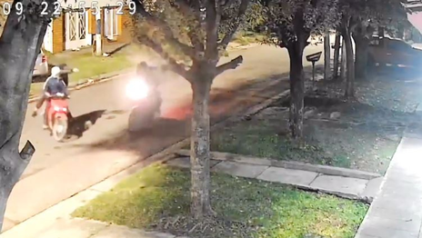 Motochorros atacaron en Altos de San Lorenzo y le robaron la moto a un joven Motochorros atacaron en Altos de San Lorenzo y le robaron la moto a un joven