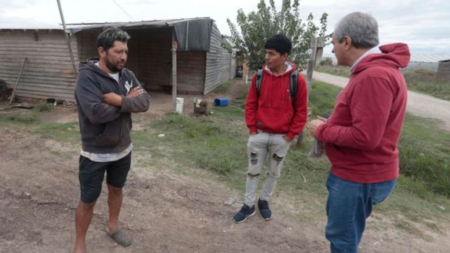 acusan a dos policias de robarle $450.000 a un quintero mientras descansaba en su camion