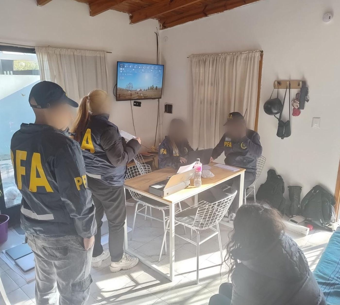 La casa de La Plata donde se realizó el operativo para detener a la pareja acusada de amenazar a la AMIA