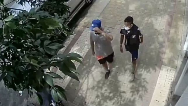 video: en segundos, se robaron una moto estacionada en pleno centro de la plata