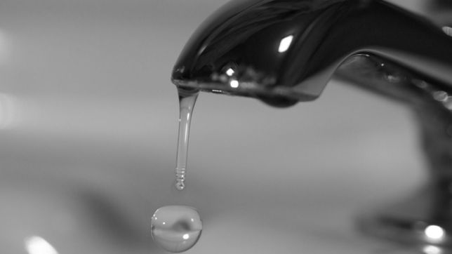 vecinos de un barrio platense llevan 5 dias sin agua, se hartaron de absa y cortaron la calle