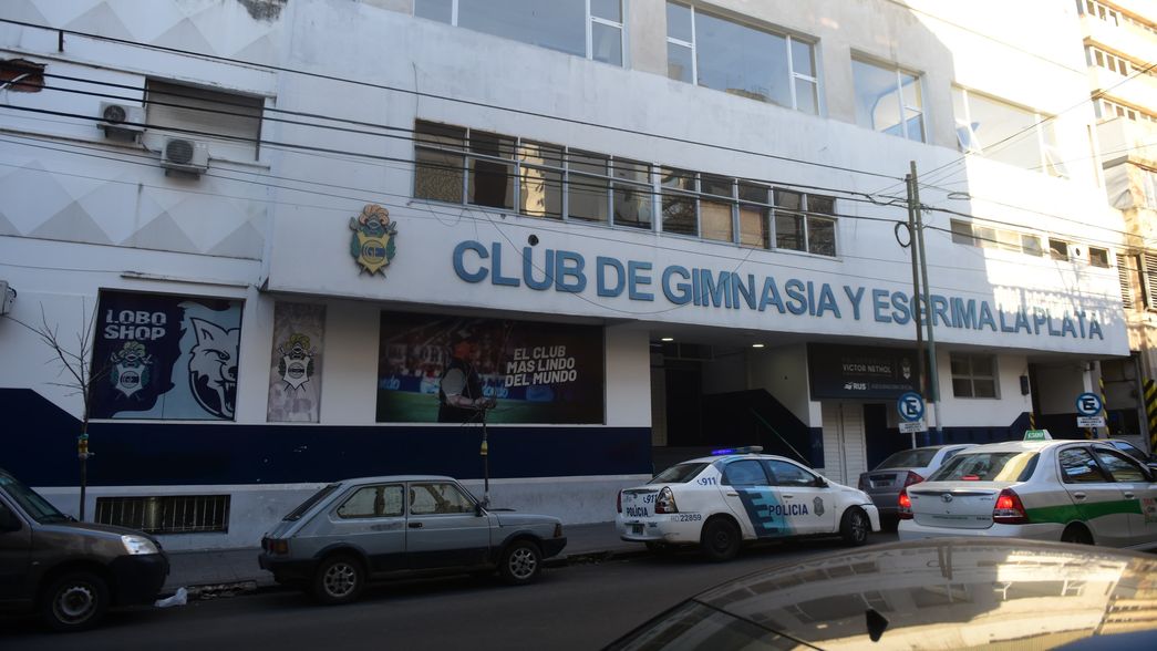 La sede de Gimnasia amaneció con custodia policial a la espera de la movilización de los hinchas