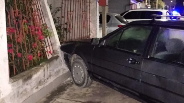 un conductor perdio el control de su auto y se incrusto contra una casa en berisso