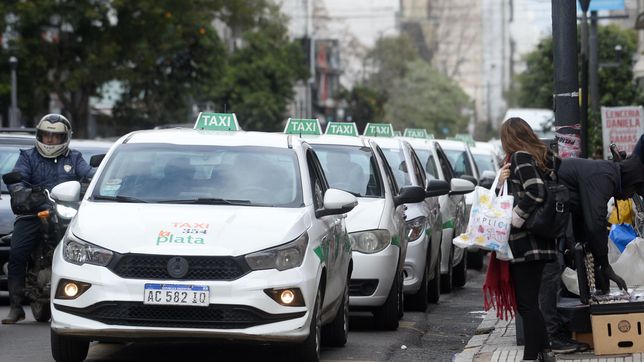 se aprobo un nuevo aumento de taxis en la plata y regira desde el viernes