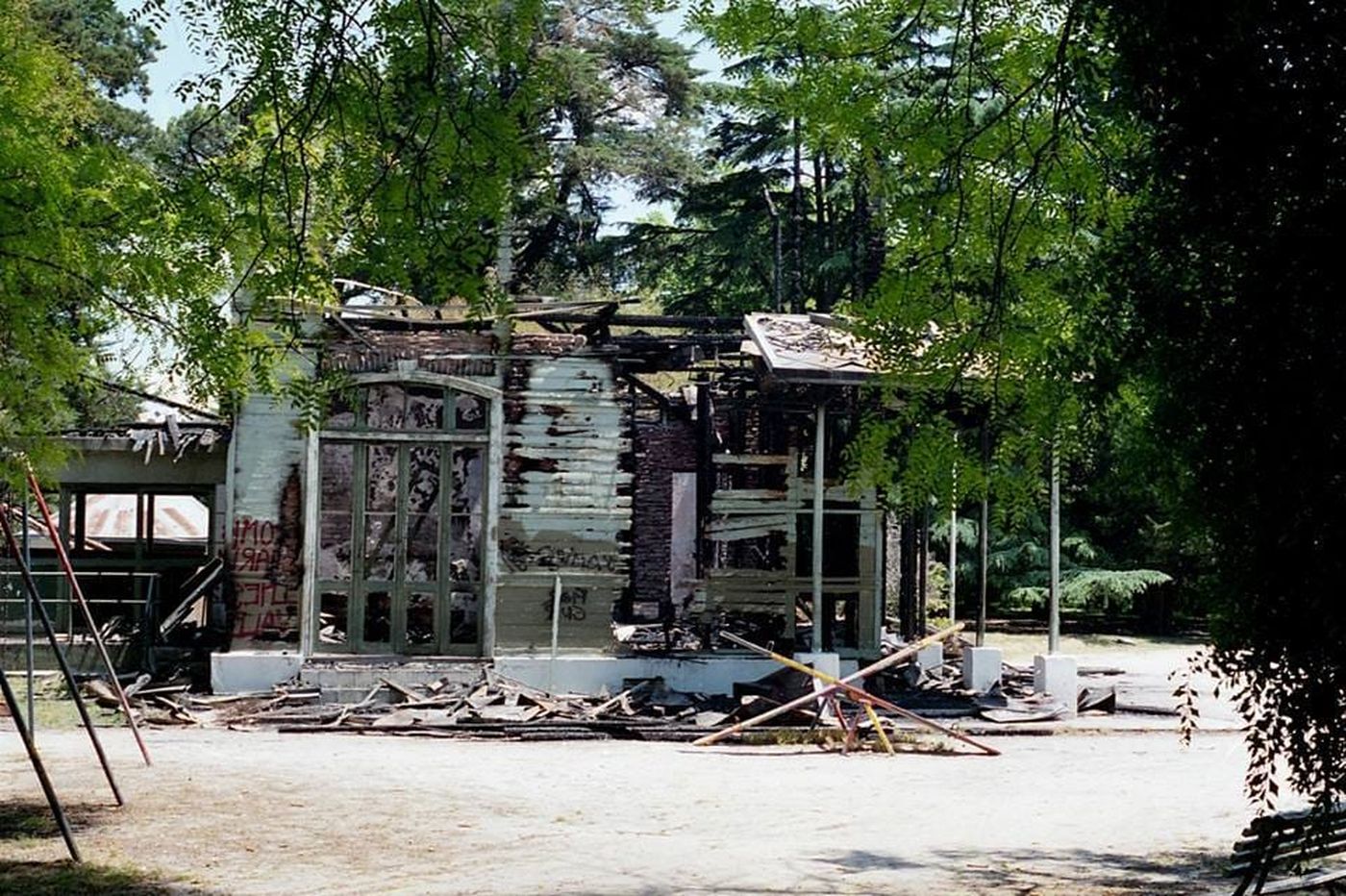 Solo algunas paredes internas de concreto se salvaron del fuego que devoró el resto de los componentes de madera el 8 de noviembre de 1994