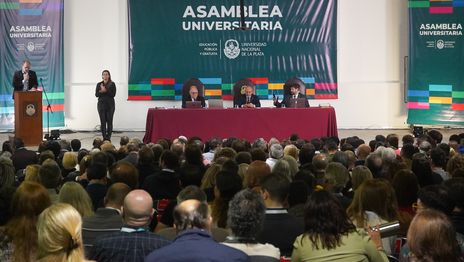Así se vive la Asamblea Universitaria que elegirá al nuevo presidente de la UNLP