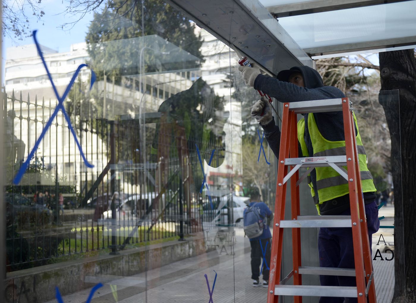 Las nuevas paradas de micros que comenzó a instalar la Municipalidad de La Plata tendrán pantallas que mantendrán informados a los usuarios