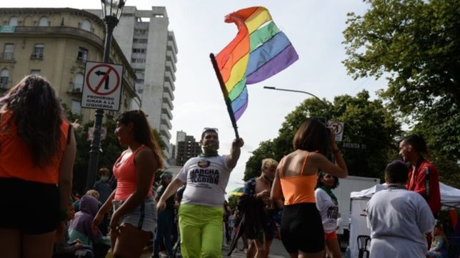 la marcha del orgullo copo las calles de la plata con bombos, banderas y baile