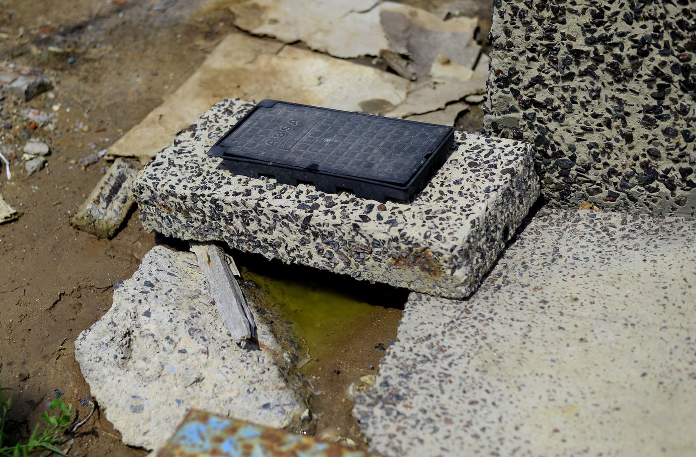 Una tapa de agua frente a la estación de servicio. Debajo de la misma el agua está amarilla y tiene un intenso olor a cloro. Una tapa de agua frente a la estación de servicio. Debajo de la misma el agua está amarilla y tiene un intenso olor a cloro.