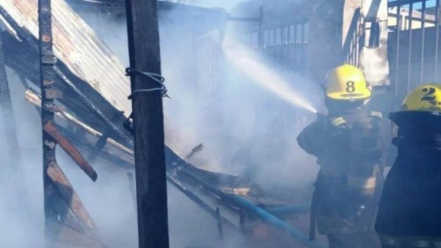 fuego y tension en un voraz incendio que destruyo una casa por completo