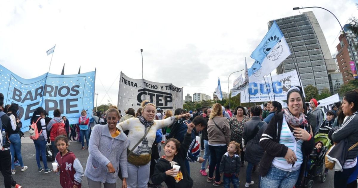 Cooperativistas Se Movilizaron A La Plaza Moreno En Medio De La Crisis