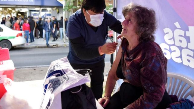 el municipio coloca carpas cerca de los bancos para vacunar a mayores de 65 anos