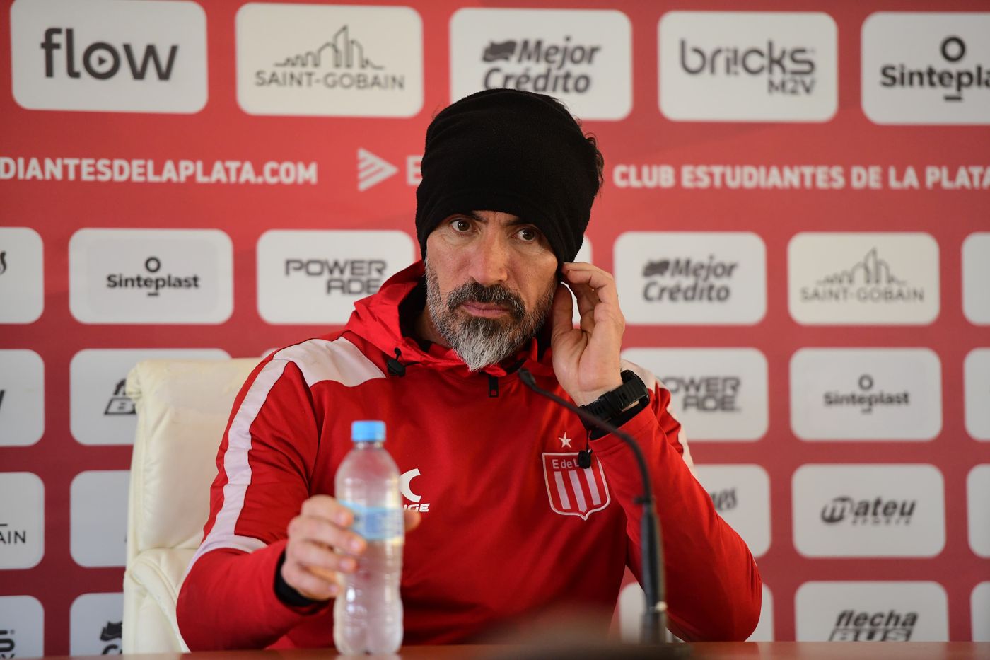 Estudiantes Eduardo Domínguez conferencia (1) - copia.jpeg