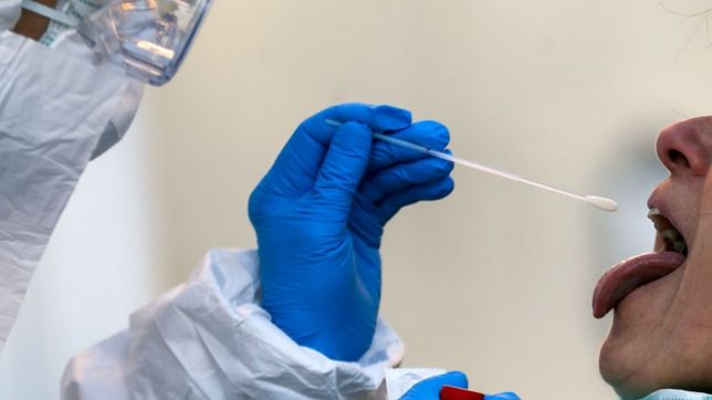 leve descenso del 11% de los contagios de covid en argentina