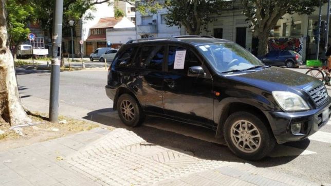 estaciono sobre una rampa para discapacitados y lo escracharon: estaciona bien, rata