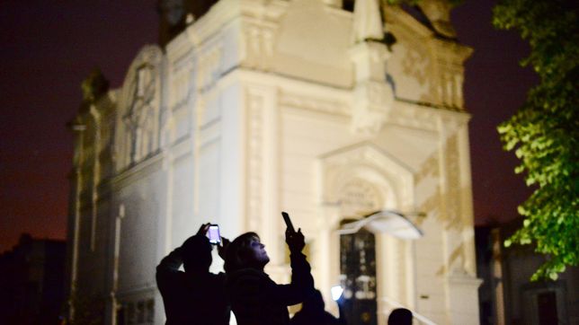 se viene la primera visita guiada nocturna del ano por el cementerio de la plata y esta abierta la inscripcion