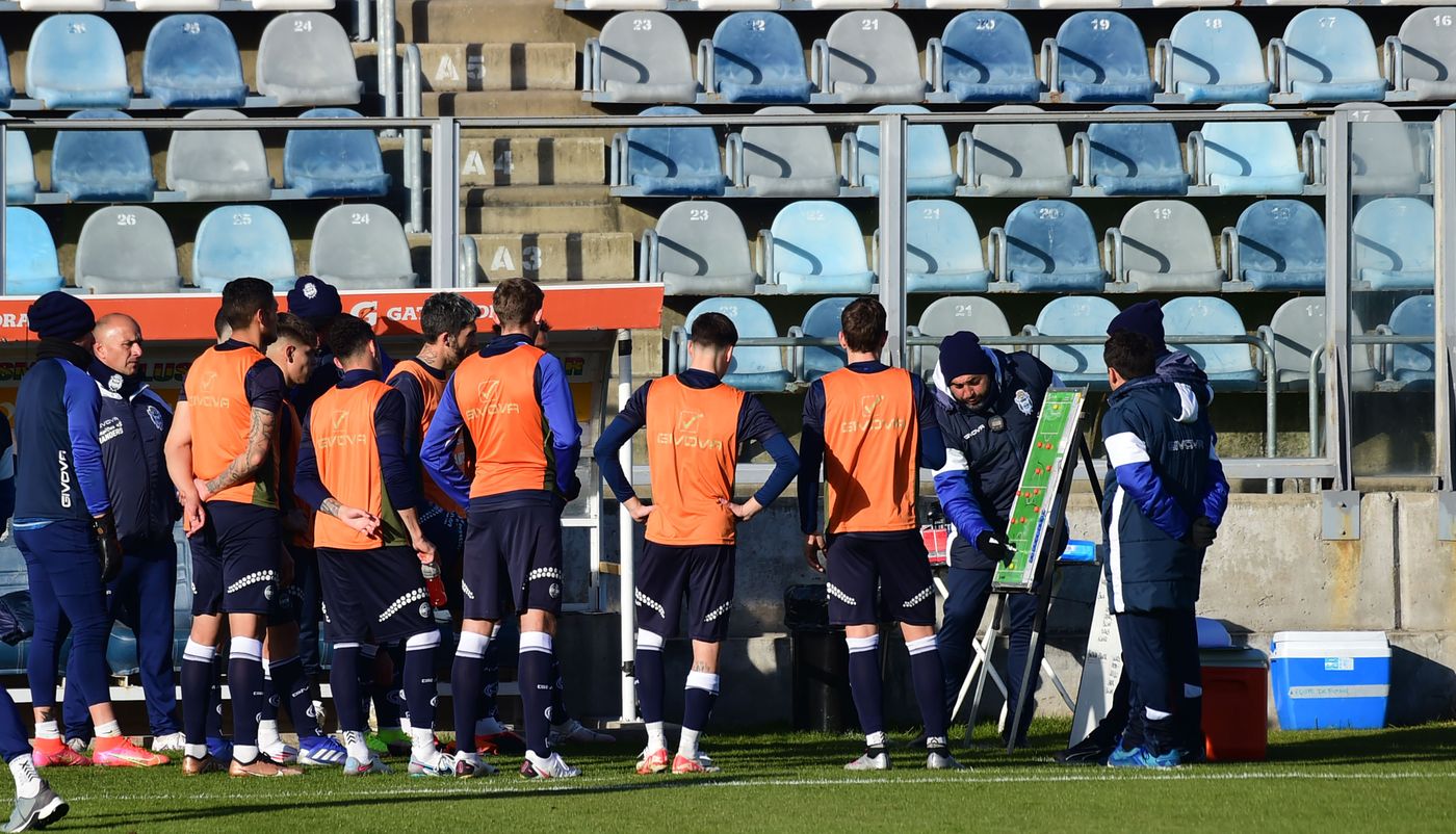 Amistoso Gimnasia Mendez pizarra jugadores.jpg